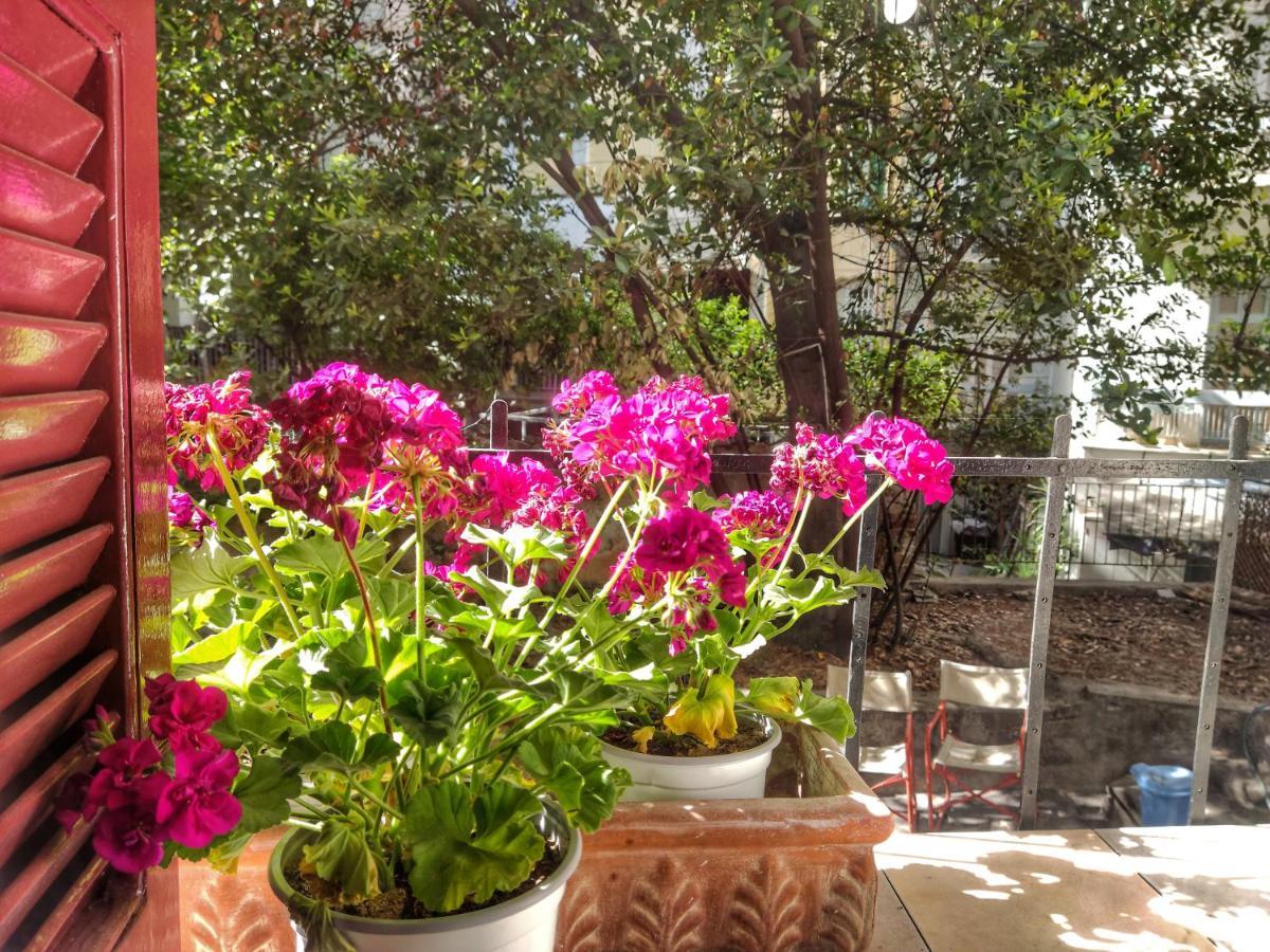 Under The Rock Of Acropolis By Yha Atenas Exterior foto
